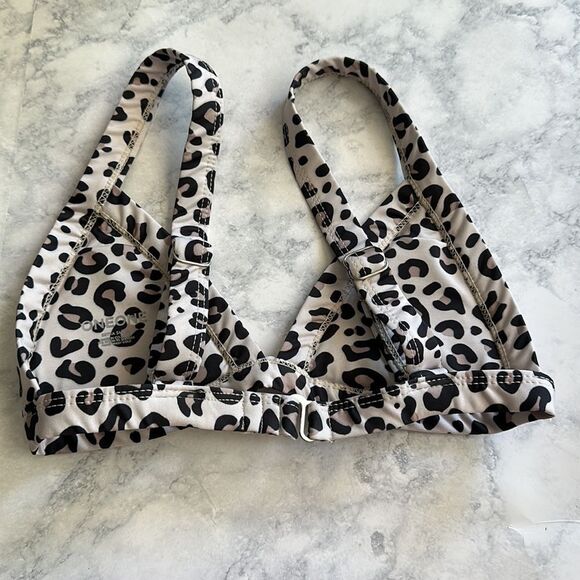 Sale🎉 NWOT OneOne Swimwear XS Leopard Print Bikini Top Bathing Suit - Picture 7 of 7